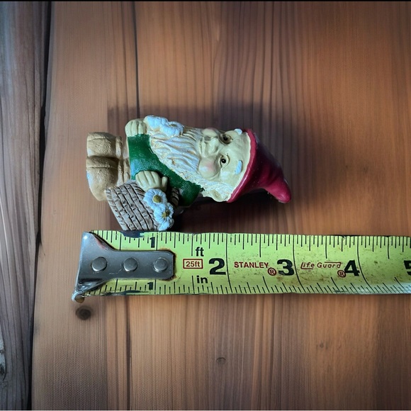 Gnome Troll Figurine Figural Resin 3-1/4 inch Small Flowers Daisies Elves - Picture 3 of 4